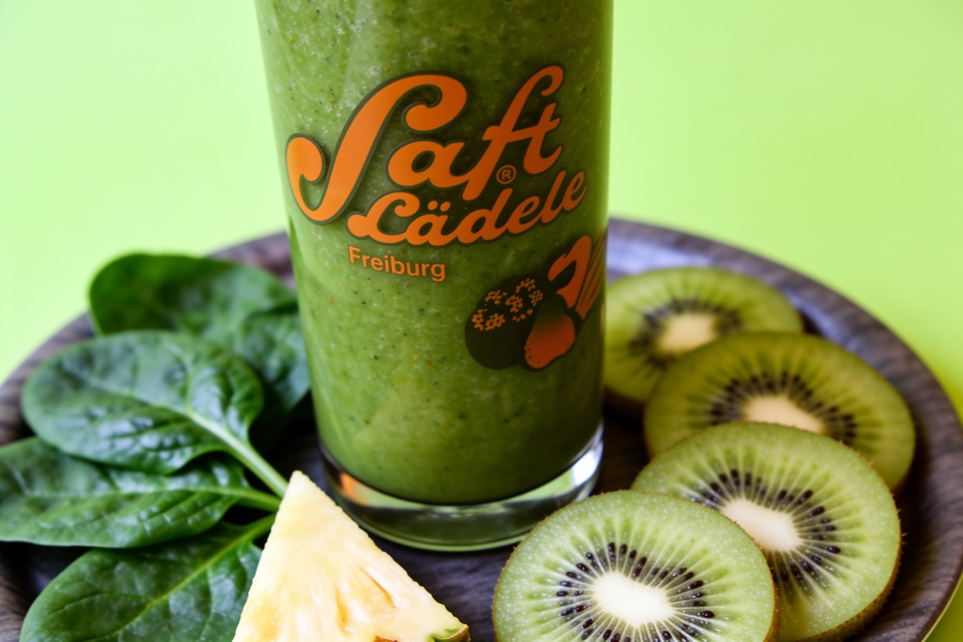 Grüner Smoothie im Saftlädele Glas mit Spinat, Kiwi und Ananas